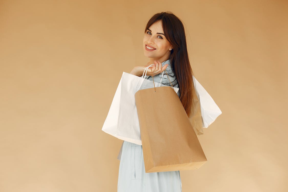 Mujer con bolsas de papel