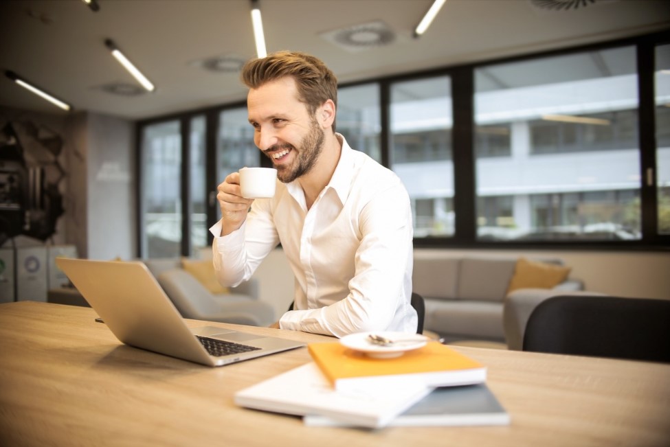 Gestor trabajando online